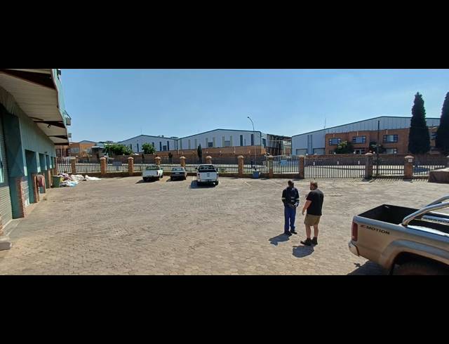 1,100M² BUILDING FOR SALE IN APEX